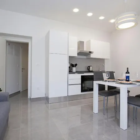 Apartment Triple A Split