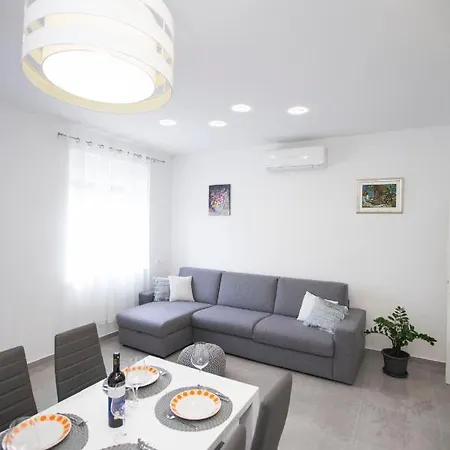 Triple A スプリト